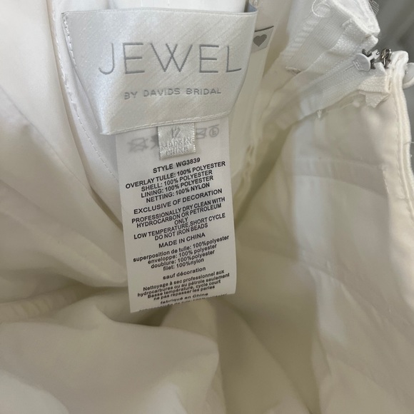 Never used wedding dress !! Only worn when tried on ! JEWEL By David’s Bridal - Picture 3 of 14